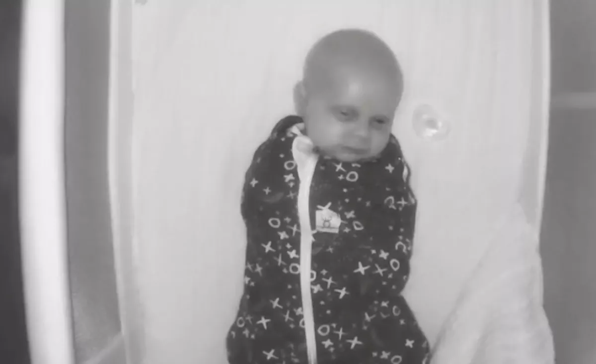 Lefekteti az anya a babát: amikor meglátja a babakamera felvételét, sokkot kap - Videó