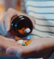 Ez az apró tünet a B12-vitamin hiányára utal: azonnal pótold, ha ezt tapasztalod