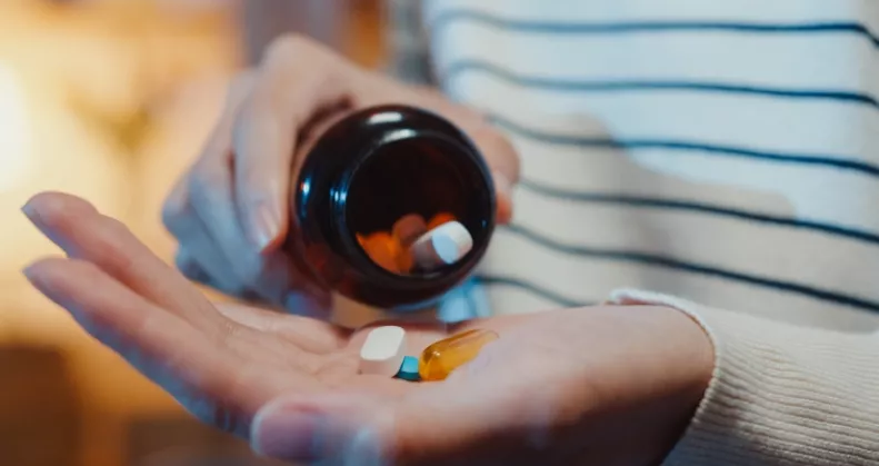 Ez az apró tünet a B12-vitamin hiányára utal: azonnal pótold, ha ezt tapasztalod