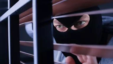 Ezt az 5 rejtekhelyet sosem nézik meg a betörők a lakásban: ide dugd el a pénzt és az ékszereket