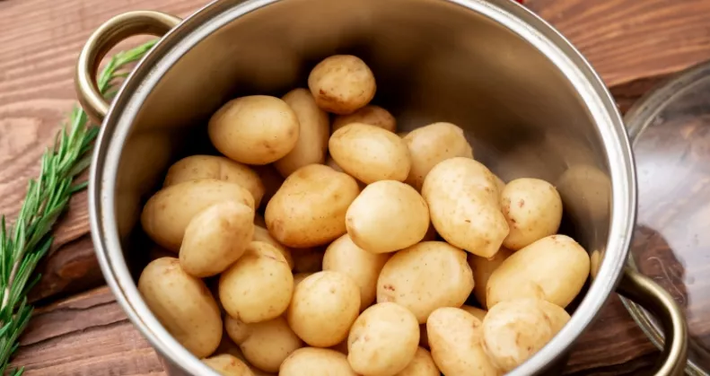 Nem a só vagy az ecet: ezt tedd a krumpli főzővizébe, hogy a burgonya hamarabb megpuhuljon