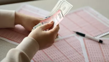 Kiderült a titok: ebben az órában kell lottózni, ha nyerni akarsz!