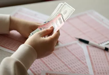 Kiderült a titok: ebben az órában kell lottózni, ha nyerni akarsz!