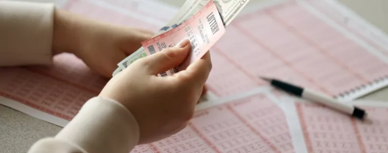 Kiderült a titok: ebben az órában kell lottózni, ha nyerni akarsz!