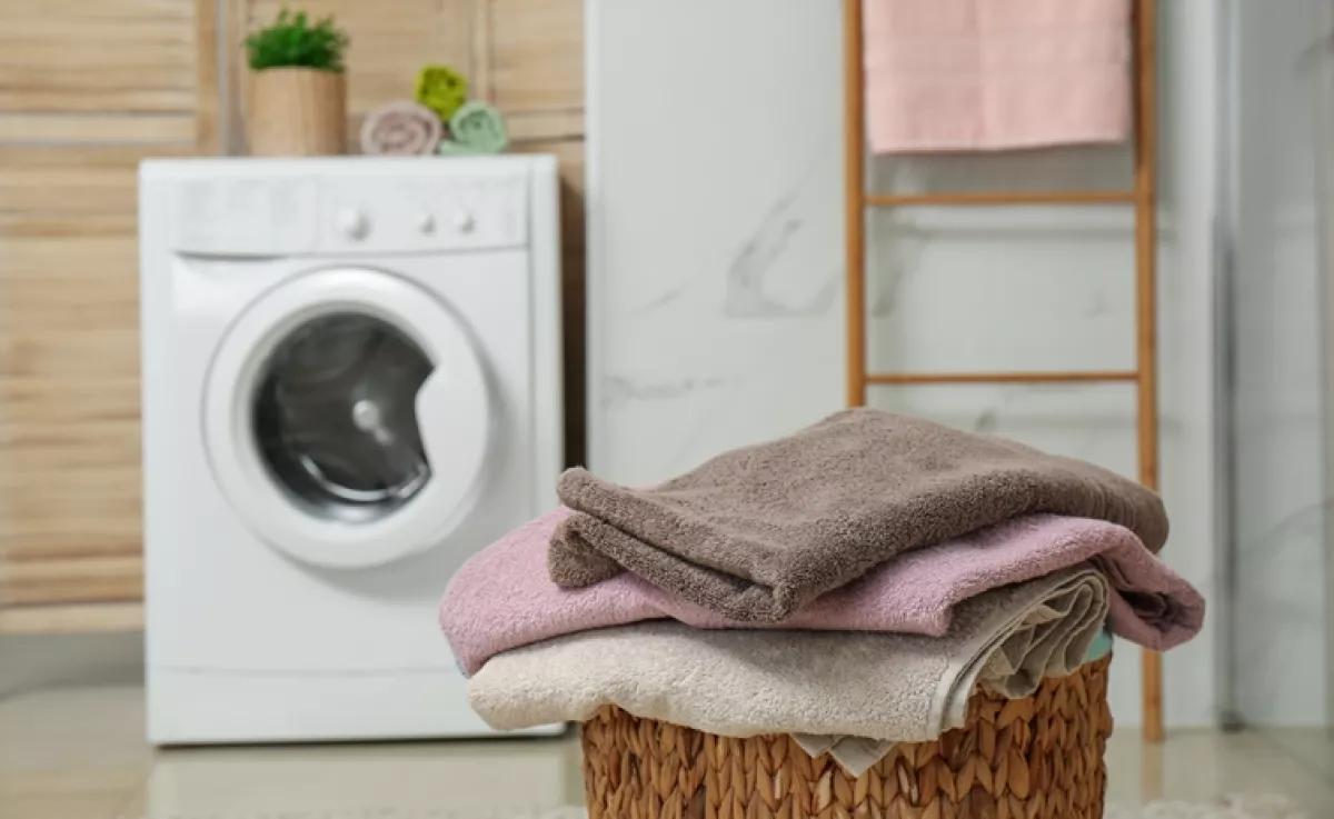 Ezért kell egy kanál cukrot tenned a mosógépedbe – Hihetetlen, mit művel a ruhákkal!