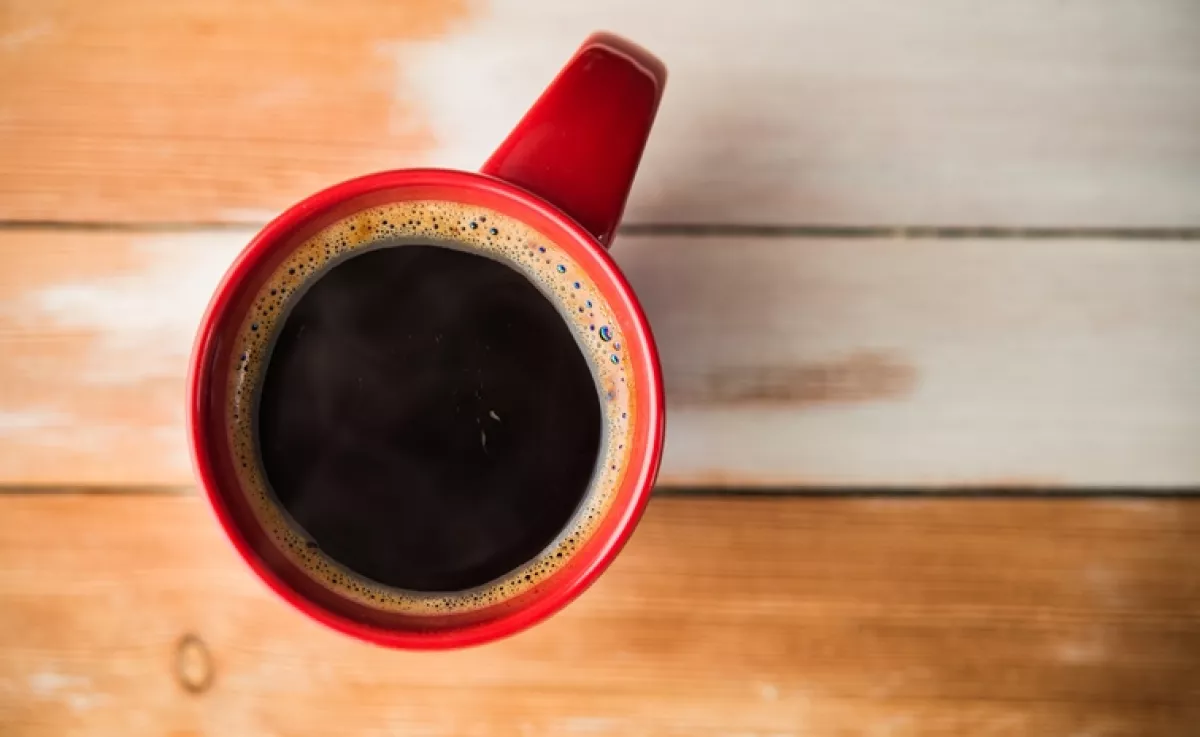 Ezért ne idd soha piros bögréből a kávét: komoly következménye is lehet, ha mégis így teszel