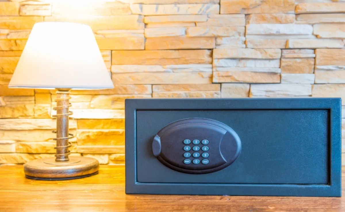 Elképesztő oka van: ezért tedd a cipőd a szállodai szoba széfjébe, ha elutazol