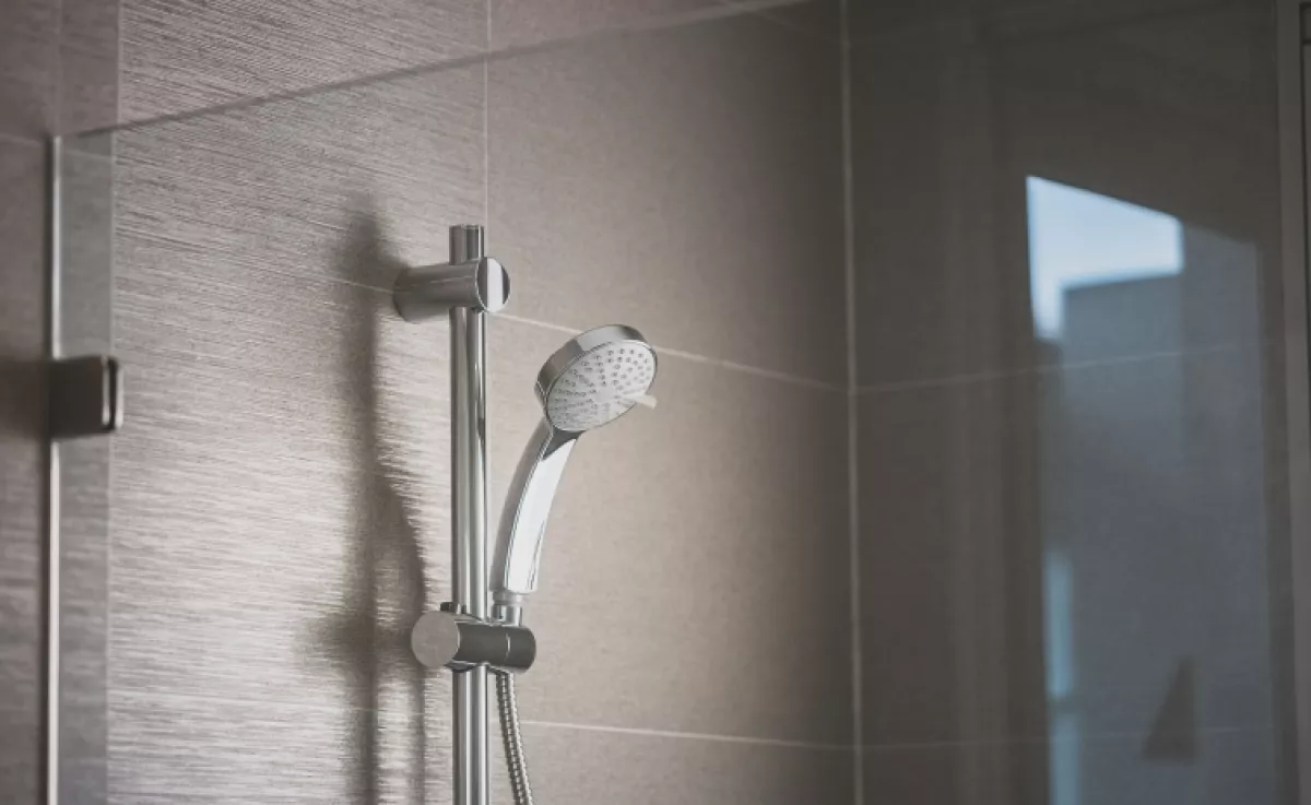Nem az ecet az: ettől a filléres csodaszertől ragyogni fog a zuhanykabin - Az összes vízkő eltűnik róla