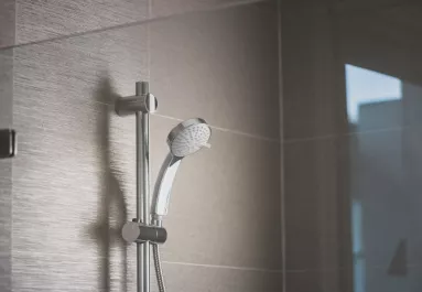 Ne súrold tovább a vízkövet: ezt tedd a zuhanykabinra, és percek alatt fellazul még a legmakacsabb lerakódás is