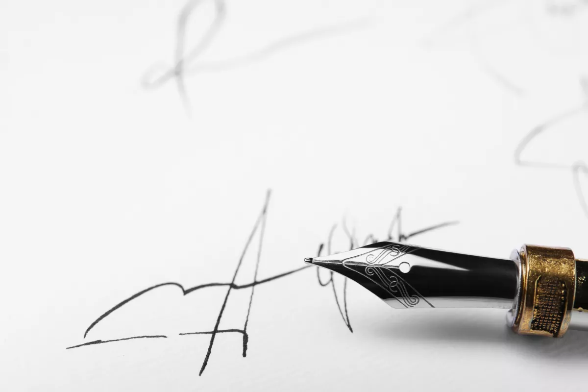 Szinte mindenki helytelenül írja ezt a magyar szót: ugye te nem vagy köztük?