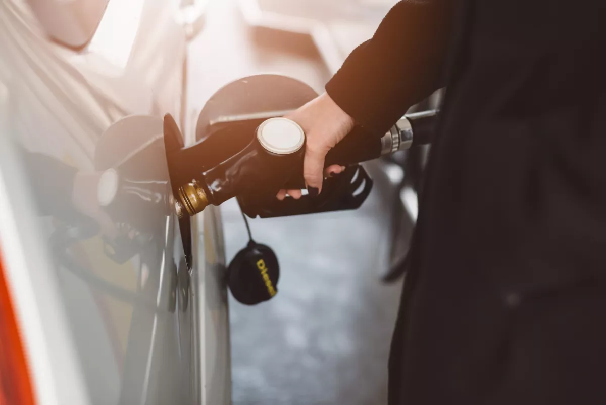 Vigyázz! Ez történik a kocsiddal, ha vizezett benzin kerül belé