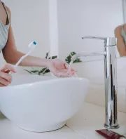 Még megmentheted a lefolyót: ez a 3 jel figyelmeztet arra, hogy hamarosan eldugul a mosdókagyló