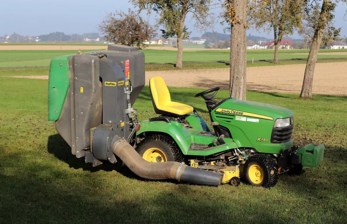 Parkrendezés, nagy kert vagy telek? A válasz egy kistraktor lehet