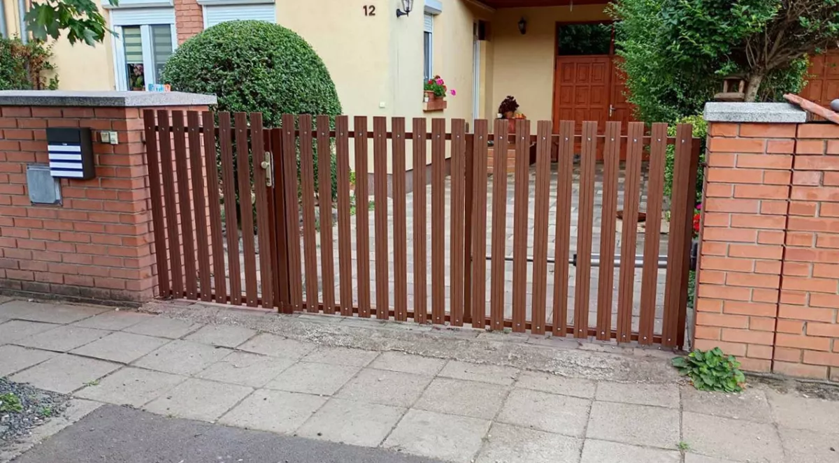 Egyre népszerűbb a famintás WPC kerítés