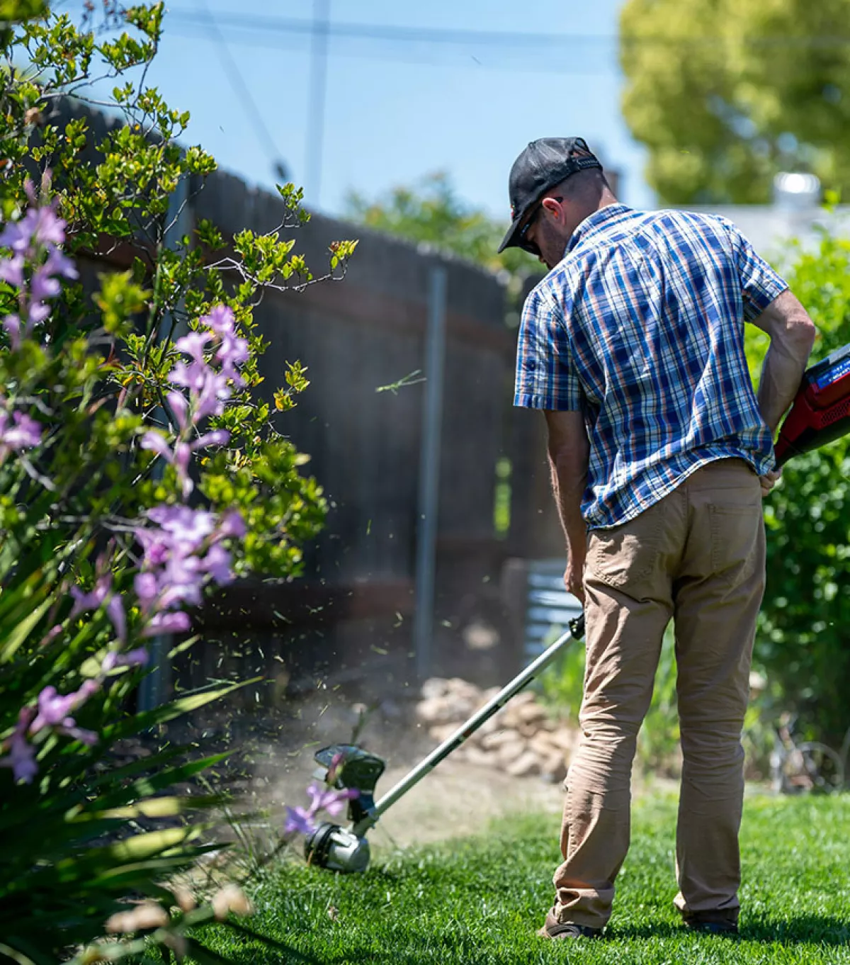 Akkumulátoros szegélynyíró vs. vezetékes: Melyik a jobb választás?