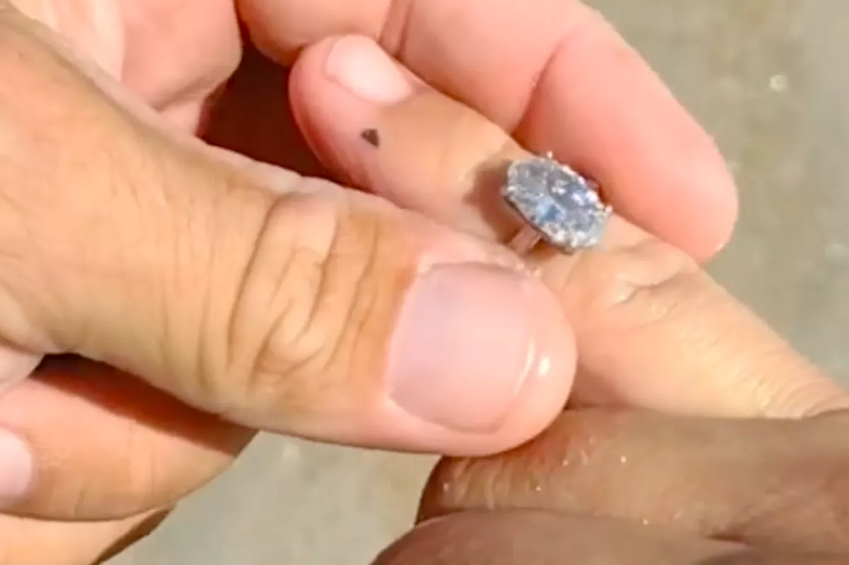 16 milliós gyűrűt talált a strandon a férfi: amit ezután tesz, milliókat lep meg - Videó