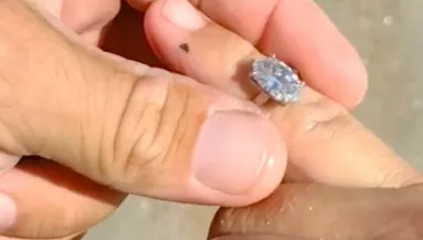 16 milliós gyűrűt talált a strandon a férfi: amit ezután tesz, milliókat lep meg - Videó