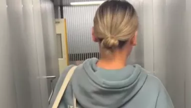 Zavarba jött a lány, amikor a pilóta ezt a bejelentést tette róla a repülőn - Videó