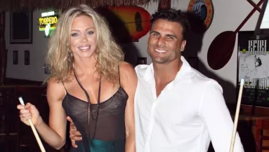 Megrázó: hálóingben kukázott fenyőfát a hajléktalanná lett modell - Fotók