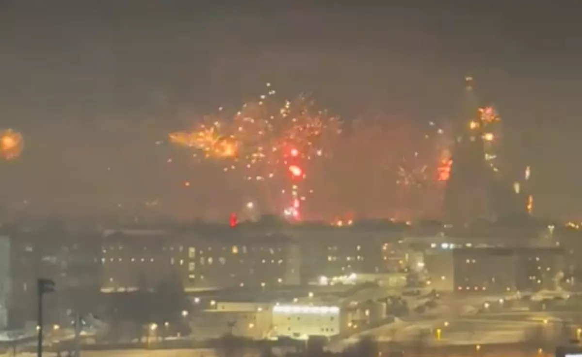 Tűzijátékot videózik a nő: amit az égen lát, attól eláll a lélegzete - Videó