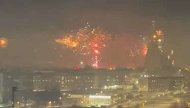 Tűzijátékot videózik a nő: amit az égen lát, attól eláll a lélegzete - Videó