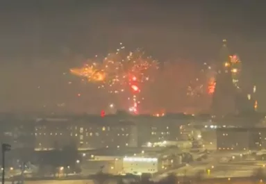 Tűzijátékot videózik a nő: amit az égen lát, attól eláll a lélegzete - Videó