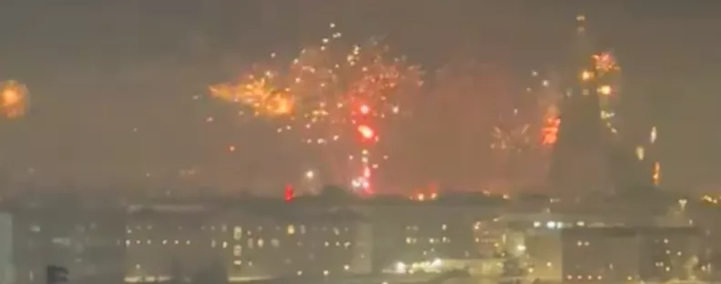 Tűzijátékot videózik a nő: amit az égen lát, attól eláll a lélegzete - Videó