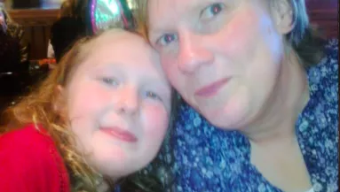 Mindenütt emlékeket keres a nő anyja halála után: az Amazonon megszakad a szíve - Videó