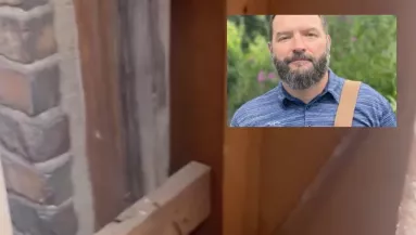 Szülei házát újítja fel a kőműves: amit a fürdőszobafal mögött talál, azt senki nem hiszi el - Videó