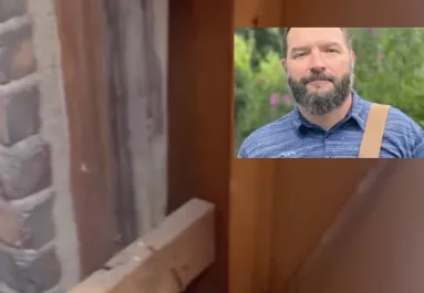 Szülei házát újítja fel a kőműves: amit a fürdőszobafal mögött talál, azt senki nem hiszi el - Videó