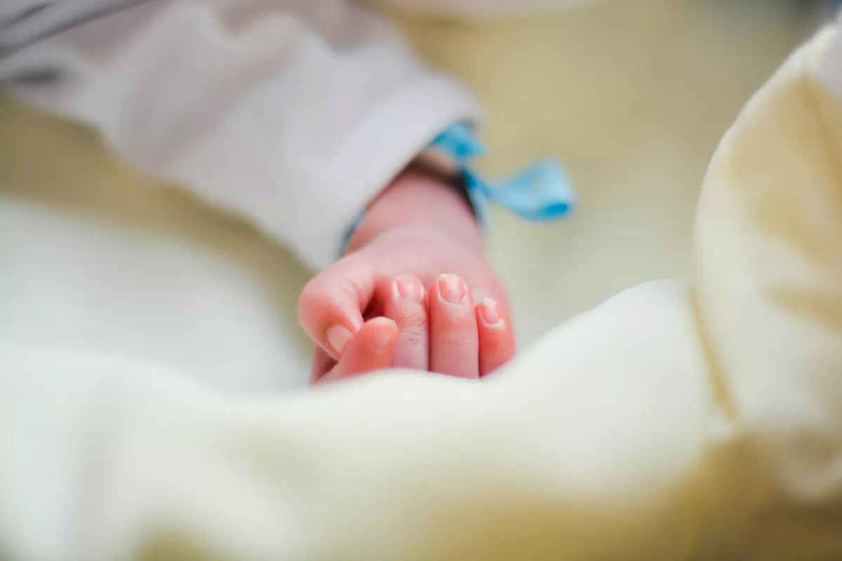 Borzalom: halott csecsemőt találtak egy inkubátorban - Videó