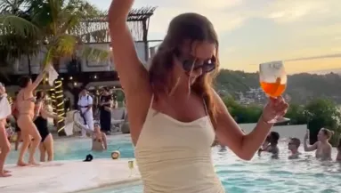 A tengerparton napozott a fiatal lány: amikor megfordult, megfagyott az ereiben a vér - Videó