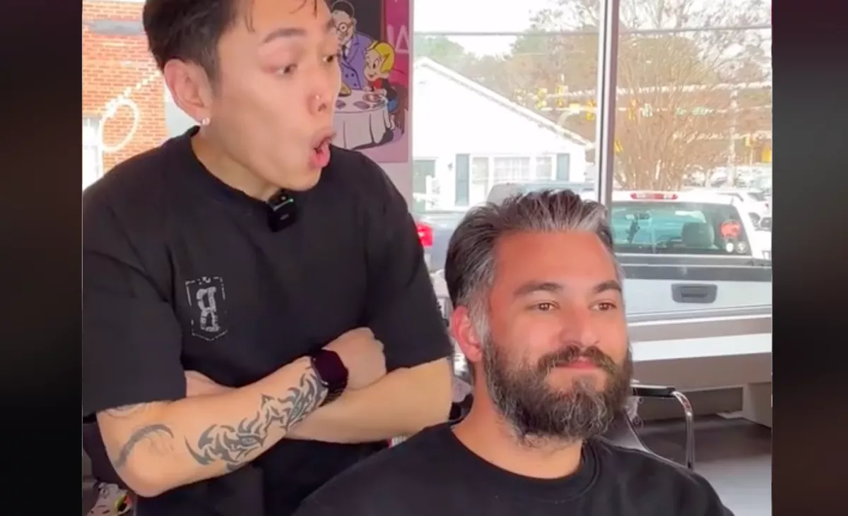 53-nak nézte a fodrász a férfit: amikor megtudta a valódi korát, kínos helyzetbe került - Videó