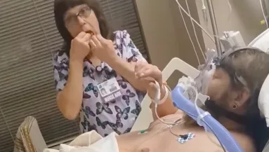 Undorító dolgot tett a nővér a magatehetetlen beteg ágyánál - Videó