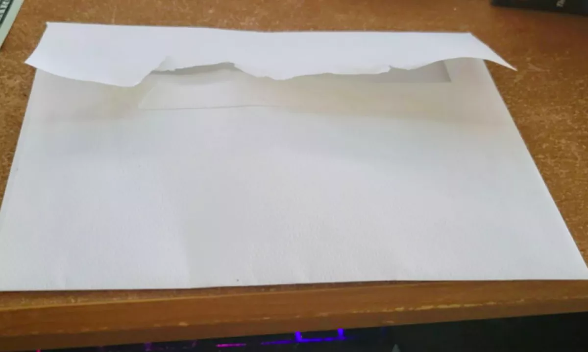 Levelet kap a férfi a szomszédjától: amikor kinyitja, nem hisz a szemének - Videó