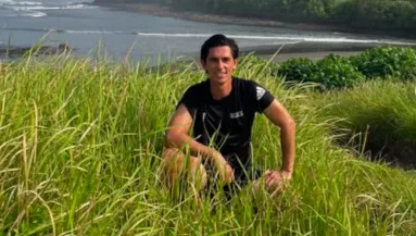 Lemegy Bali tengerpartjára a srác: amit ott lát, nem hiszi el - Videó