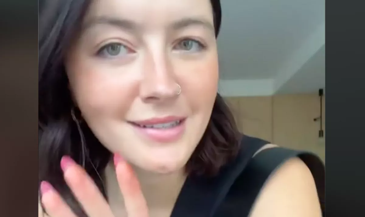 Megkérdezi a nő a neten, túl rövid-e a szoknyája a munkába: nekiesett a világ - Videó