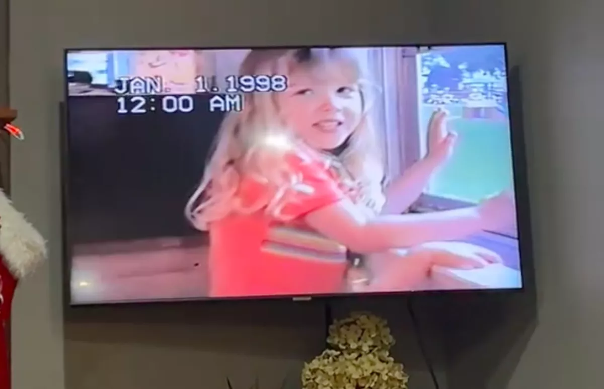 Régi családi videókat néz a házaspár: amit kiszúrnak rajta, attól leesik az álluk - Videó