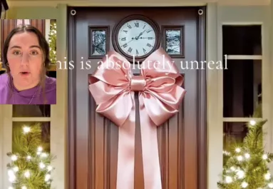 Azt hitte a nő, egy hatalmas masnit rendelt a Temun a bejárati ajtóra: aztán megjött a csomag - Videó