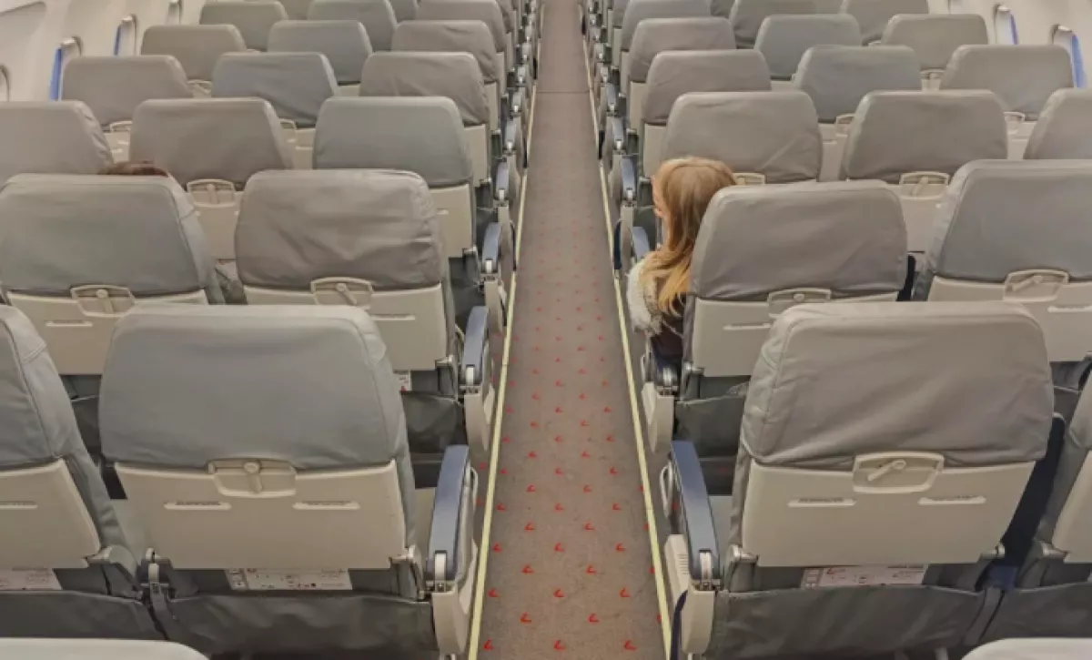 Utasszállítón fotózkodik a stewardess: egy részlet azonnal szemet szúr mindenkinek - Fotó