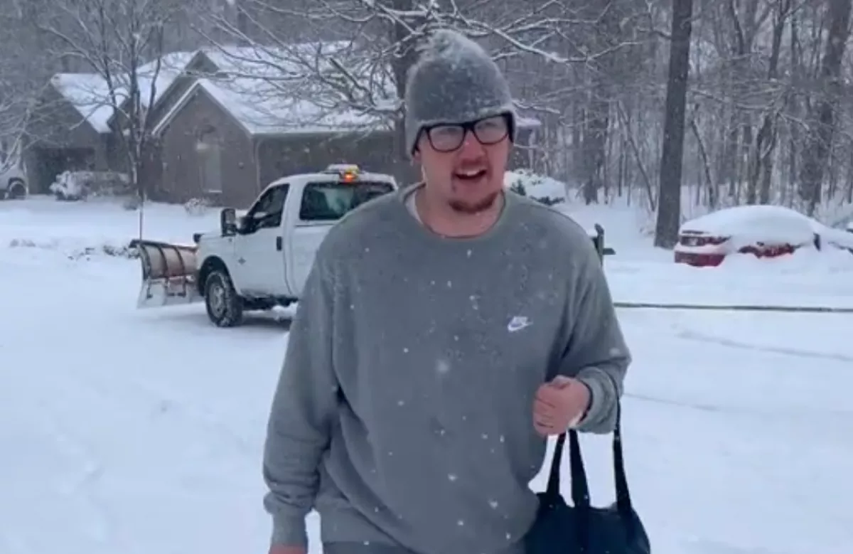 Hóviharban viszi ki a pizzát a futár, alig kap borravalót, aztán váratlan dolog történik - Videó