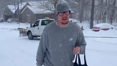 Hóviharban viszi ki a pizzát a futár, alig kap borravalót, aztán váratlan dolog történik - Videó