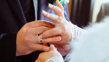 Kimondta az igent a nő a párjának: amit a férfi ezután mondott, tönkretette a házasságukat - Videók