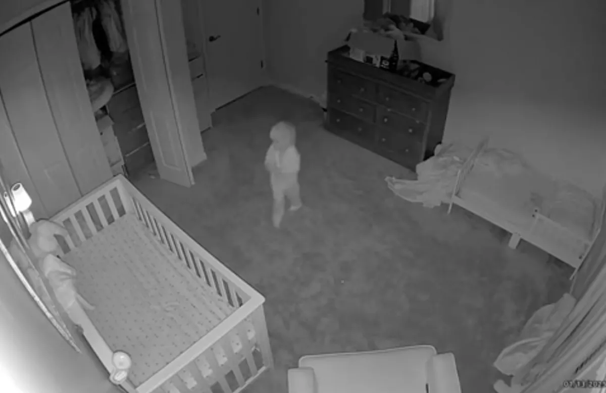 Lefekvés után a szobában kóborol a 3 éves gyerek: amikor lebukik, váratlan dolgot tesz - Videó