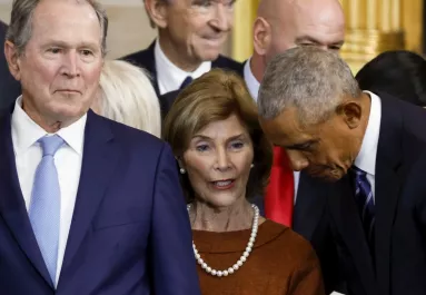 Szájról olvasó leplezte le: ezt mondta Obama Trump beiktatásán - Videó