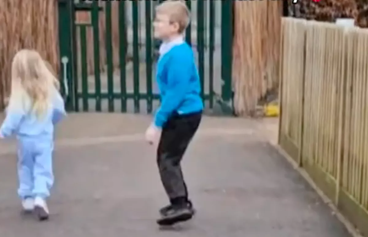 Korábban vitte haza a nő a fiát az iskolából: az okán milliók könnyeznek - Videó