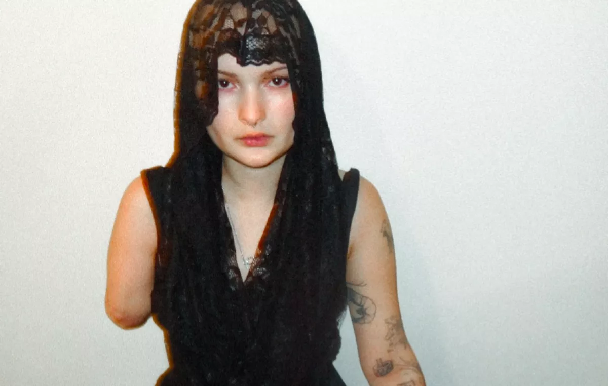 Megrázó képek: eltemette az amputált karját az Insta-sztár - Videó