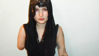 Megrázó képek: eltemette az amputált karját az Insta-sztár - Videó