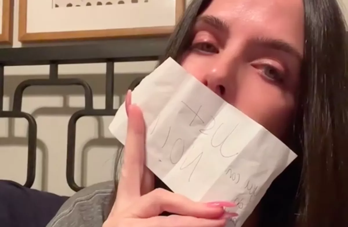 Rejtélyes üzenetet kapott a nő a randija közben: ez állt rajta - Videó