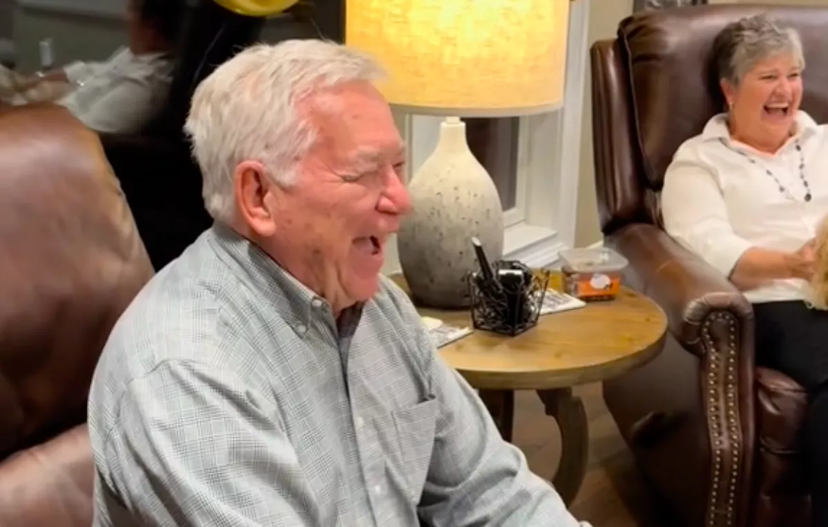 Meglátja a nagyapa, mit csinál a család a 80. szülinapjára, és hülyére röhögi magát - Videó